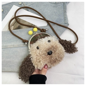 Détail du sac bandoulière caniche en peluche avec fermoir rétro et fourrure synthétique