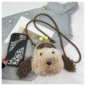 Détail du sac bandoulière chiot en peluche avec fermoir métallique et texture de fourrure