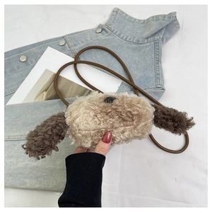 Détail du petit sac peluche en forme de chiot avec fourrure frisée et bandoulière en cuir