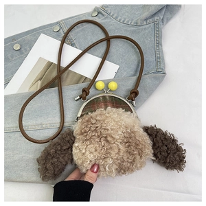 Détail du sac bandoulière chien en peluche avec laine d'agneau bouclée et fermoir jaune