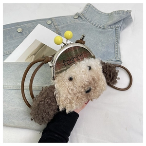 Détail d'un sac bandoulière en peluche chiot avec fermoir métal et broderie fashion