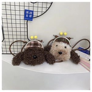 Détail de sacs bandoulière caniche en peluche avec texture laine et fermoir métallique
