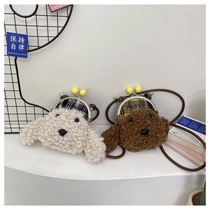 Détail de sacs bandoulière en peluche chien avec fermoir métal en crème et caramel