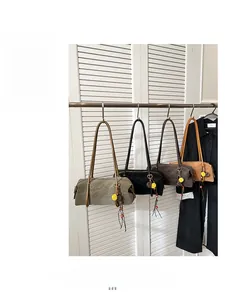 Série de sacs hobo en daim en quatre couleurs avec pompons jaunes et glands