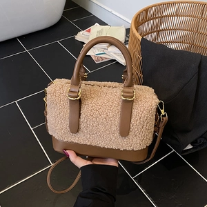 Sac à main rétro en laine d'agneau avec surpiqûres en cuir brun et bandoulière