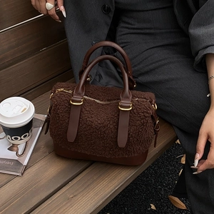 Sac Boston marron en sherpa et cuir avec détails dorés pour les sorties quotidiennes