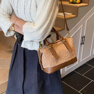 Sac à main Boston en laine d'agneau et cuir marron avec bandoulière réglable