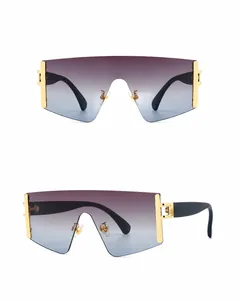 Detail einer randlosen Schild-Sonnenbrille in Blaugrau mit goldenen Metallakzenten