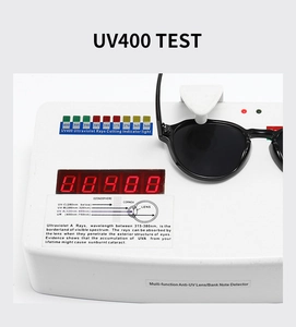 Macro-opname van zwarte zonnebril op UV400-tester toont oogbeschermingsprestaties