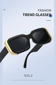 Détail de lunettes de soleil carrées noires avec décorations en métal doré de luxe