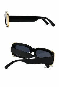 Gros plan sur des lunettes de soleil œil-de-chat noires avec détails en métal doré