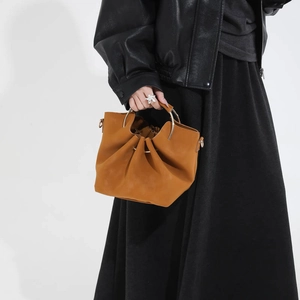 Plissierte Handtasche in Karamell mit goldenen Metallgriffen und Kordelzugverschluss