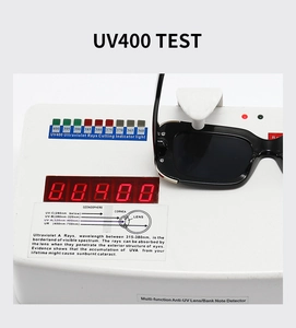Gros plan de lunettes de soleil carrées noires sur testeur UV400 montrant la protection