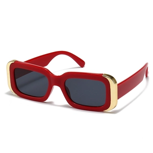 Lunettes de soleil cat-eye avec monture rouge rectangulaire et détails dorés
