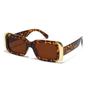 Lunettes de soleil rectangulaires rétro écaille avec détails dorés et verres bruns