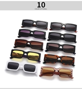Dettaglio di dieci occhiali da sole rettangolari vintage colorati in 10 diverse varianti