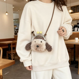 Sac à bandoulière chiot en peluche avec fermoir doré et fine lanière en cuir marron