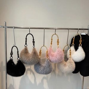 Borse hobo in finta pelliccia con manici di perline in sei colori per l'inverno