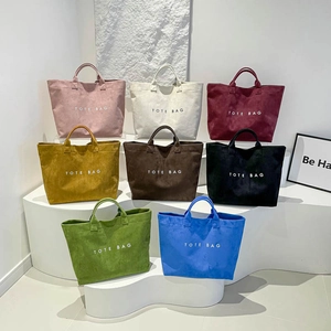 Borse tote minimaliste in velluto a coste in vari colori su piedistalli moderni