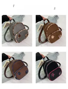 Dettaglio di mini zaini con stelle a quadri e finiture metalliche in quattro colori diversi