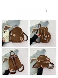 Dettagli mini zaino in pelle scamosciata marrone con toppe a stella e bordi a quadri