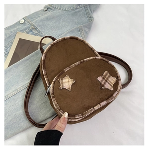 Dettaglio mini zaino vintage in pelle scamosciata caffè con bordi rosa a quadri
