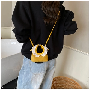 Mini sac bandoulière jaune pour fille avec dentelle blanche en photo lifestyle