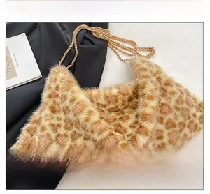 Détail de la texture léopard en fausse fourrure et chaîne dorée du sac à bandoulière
