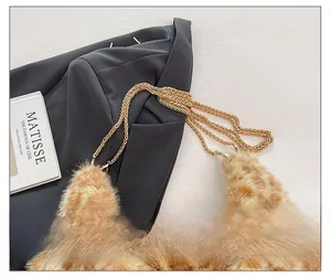 Gros plan du sac fourre-tout en peluche léopard avec bandoulière chaîne dorée élégante