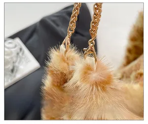 Gros plan détaillé de la chaîne dorée et du fermoir sur le sac en peluche léopard