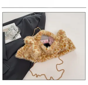 Vue intérieure du sac en peluche léopard montrant la capacité pour téléphone et maquillage