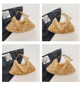 Détail du sac en peluche léopard avec bandoulière chaîne dorée sur fond neutre
