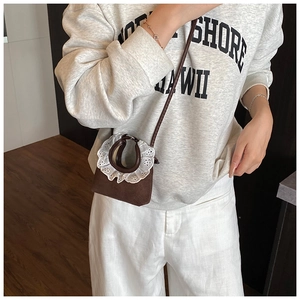 Mini sac bandoulière en daim marron avec détails en dentelle blanche sur la poignée