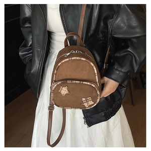 Dettaglio mini zaino marrone scamosciato con stelle scozzesi e finiture a quadri chic