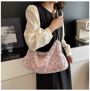 Détail du sac cabas en fausse fourrure léopard rose avec une fine chaîne dorée