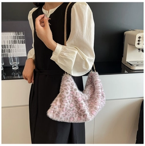 Vue détaillée du sac cabas en peluche léopard avec une bandoulière en chaîne métallique dorée