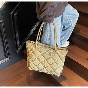 Détail du grand sac cabas en nylon matelassé vert olive avec poignées renforcées solides