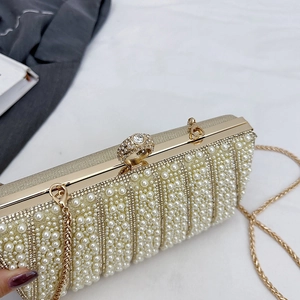 Elegante goldene Abendtasche mit vertikalen Perlen, Strasssteinen und Ringverschluss