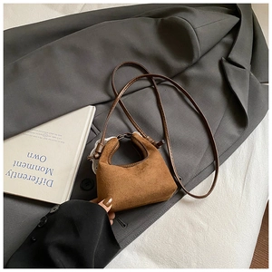 Détail du mini sac bandoulière rétro en daim marron avec bordure en dentelle blanche