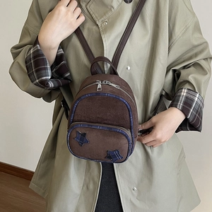 Mini zaino vintage marrone scuro con toppe a stella e rifiniture a quadri blu per donna