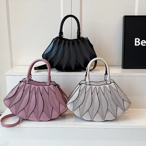 Drei elegante fächerförmige Handtaschen in Schwarz, Rosa und Beige mit Blattsteppung