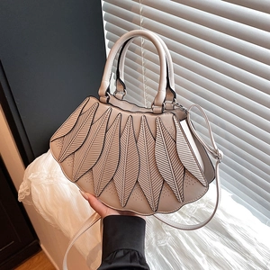 Elegante beige Handtasche mit Blattmuster-Stitching und Laser-Cut-Verzierung
