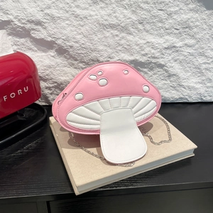 Kreative Umhängetasche in Pilzform mit rosa und weißen Punkten und Metallkettenriemen