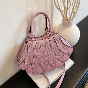 Detail der hellrosa Handtasche mit fächerförmigen Schichten und Laserschnitt-Mustern
