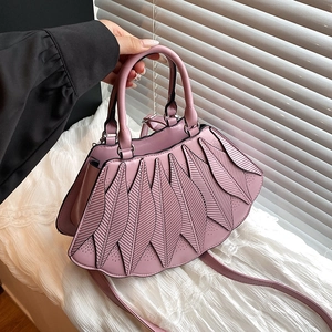 Detail der lavendelfarbenen Handtasche mit einzigartiger 3D-Blattstruktur und Mattleder