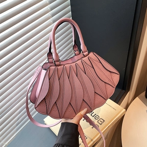 Detailansicht der rosa fächerförmigen PU-Lederhandtasche mit eleganten Blattader-Nähten