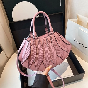 Details der rosafarbenen Handtasche mit Blattfalten-Design und Laserschnitt-Perforation