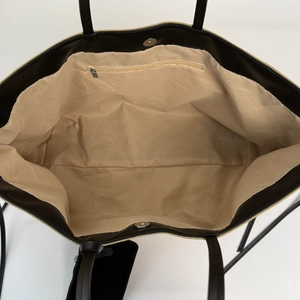 Dettaglio interno della borsa tote con tasca laterale a zip e chiusura magnetica argento