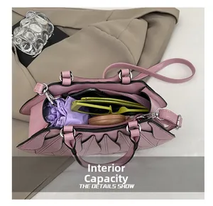 Innenansicht der rosa Handtasche mit viel Platz für Kosmetik und Reißverschlusstasche
