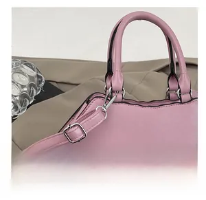 Detail der rosa Ledertasche mit silbernen Metallhaken und verstellbarer Riemennaht
